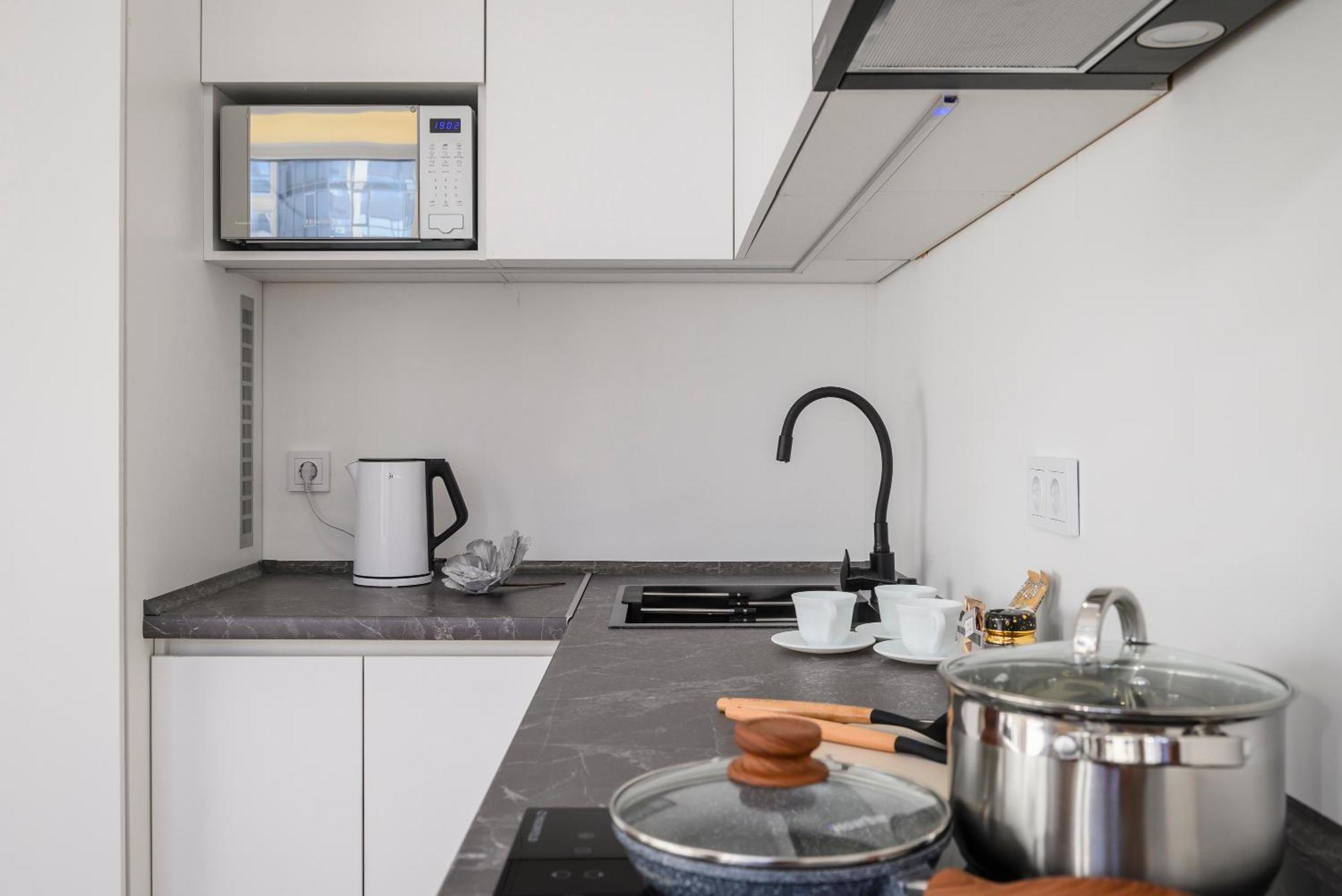 Five Business-Class Rooms In R-House Near Mega Center Almaty Bagian luar foto