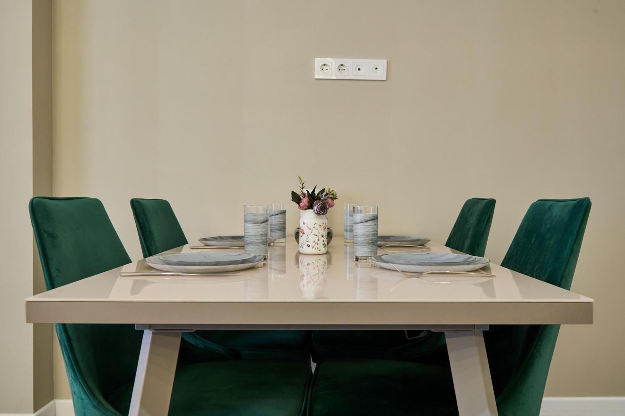 Five Business-Class Rooms In R-House Near Mega Center Almaty Bagian luar foto