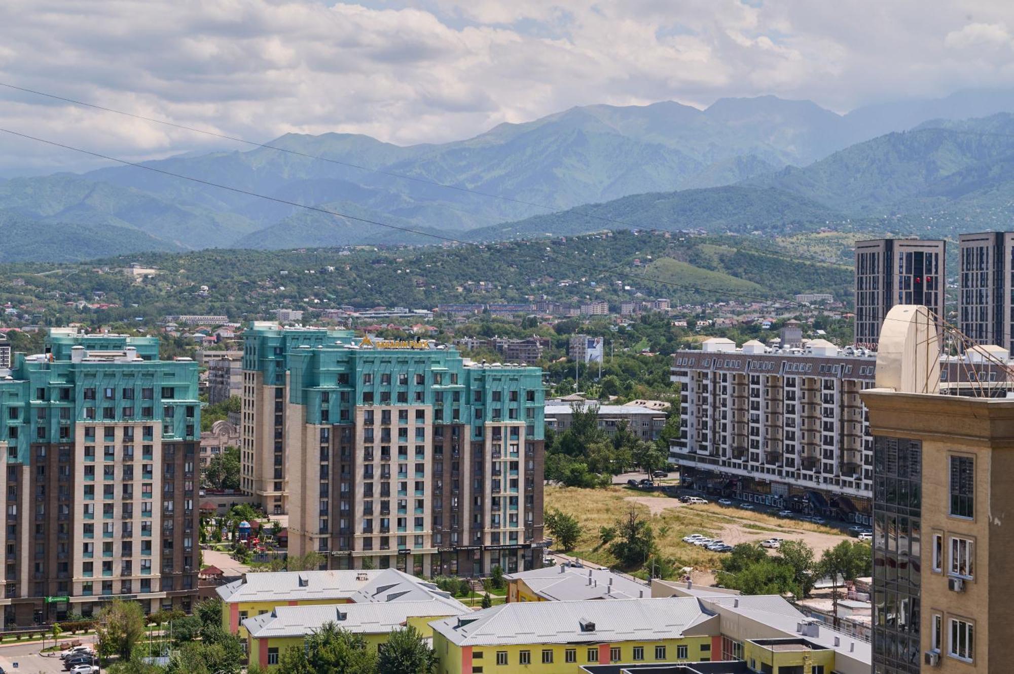 Five Business-Class Rooms In R-House Near Mega Center Almaty Bagian luar foto