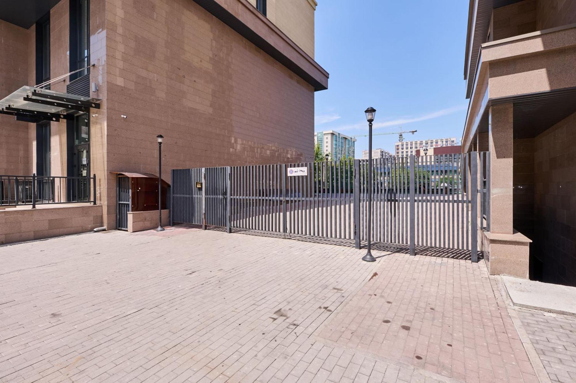 Five Business-Class Rooms In R-House Near Mega Center Almaty Bagian luar foto