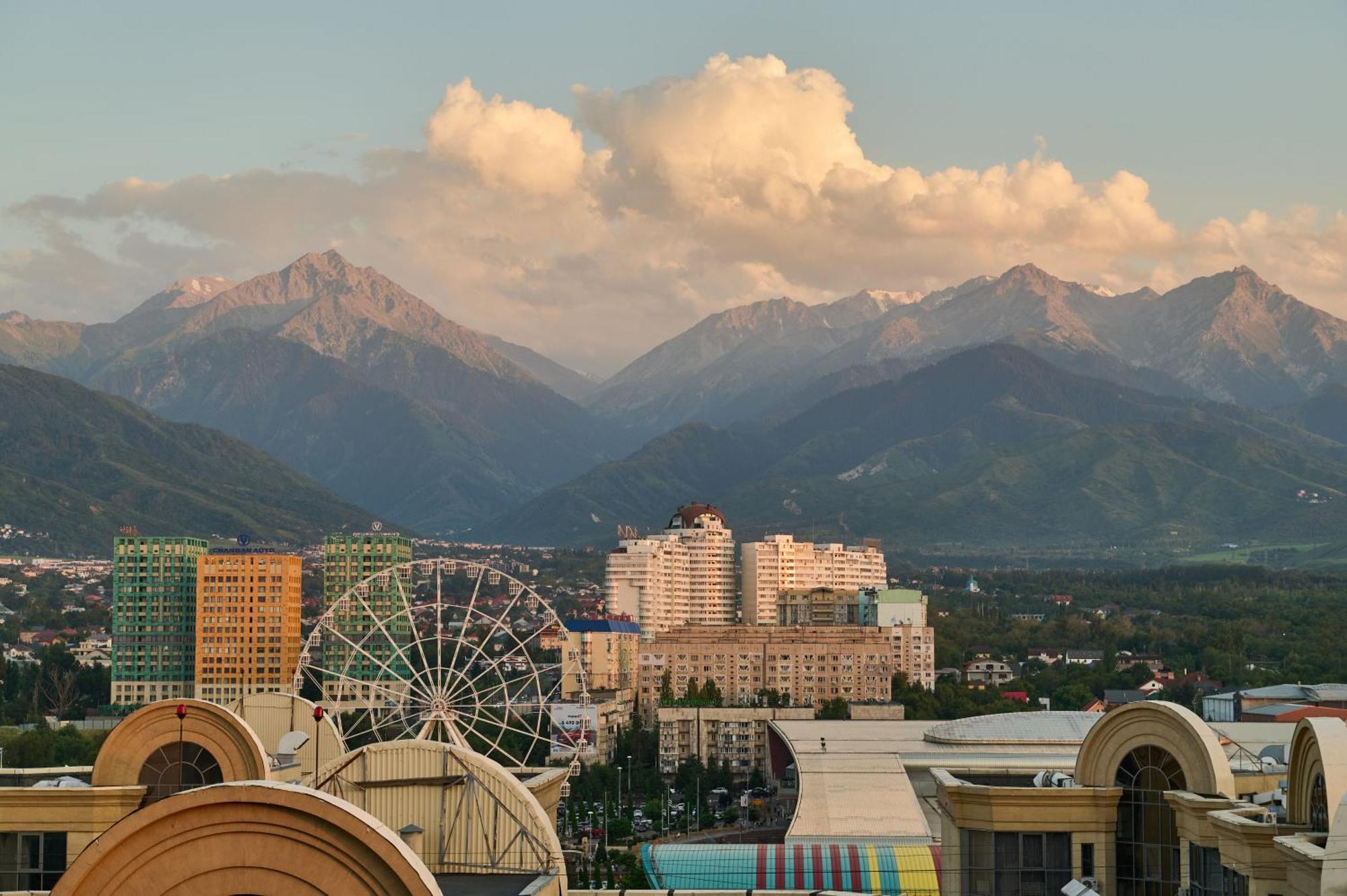 Five Business-Class Rooms In R-House Near Mega Center Almaty Bagian luar foto