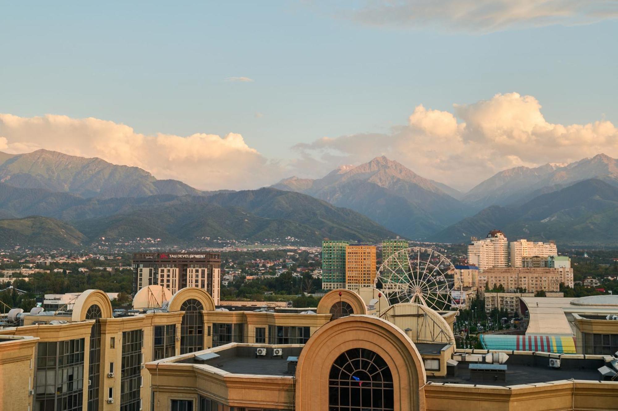Five Business-Class Rooms In R-House Near Mega Center Almaty Bagian luar foto