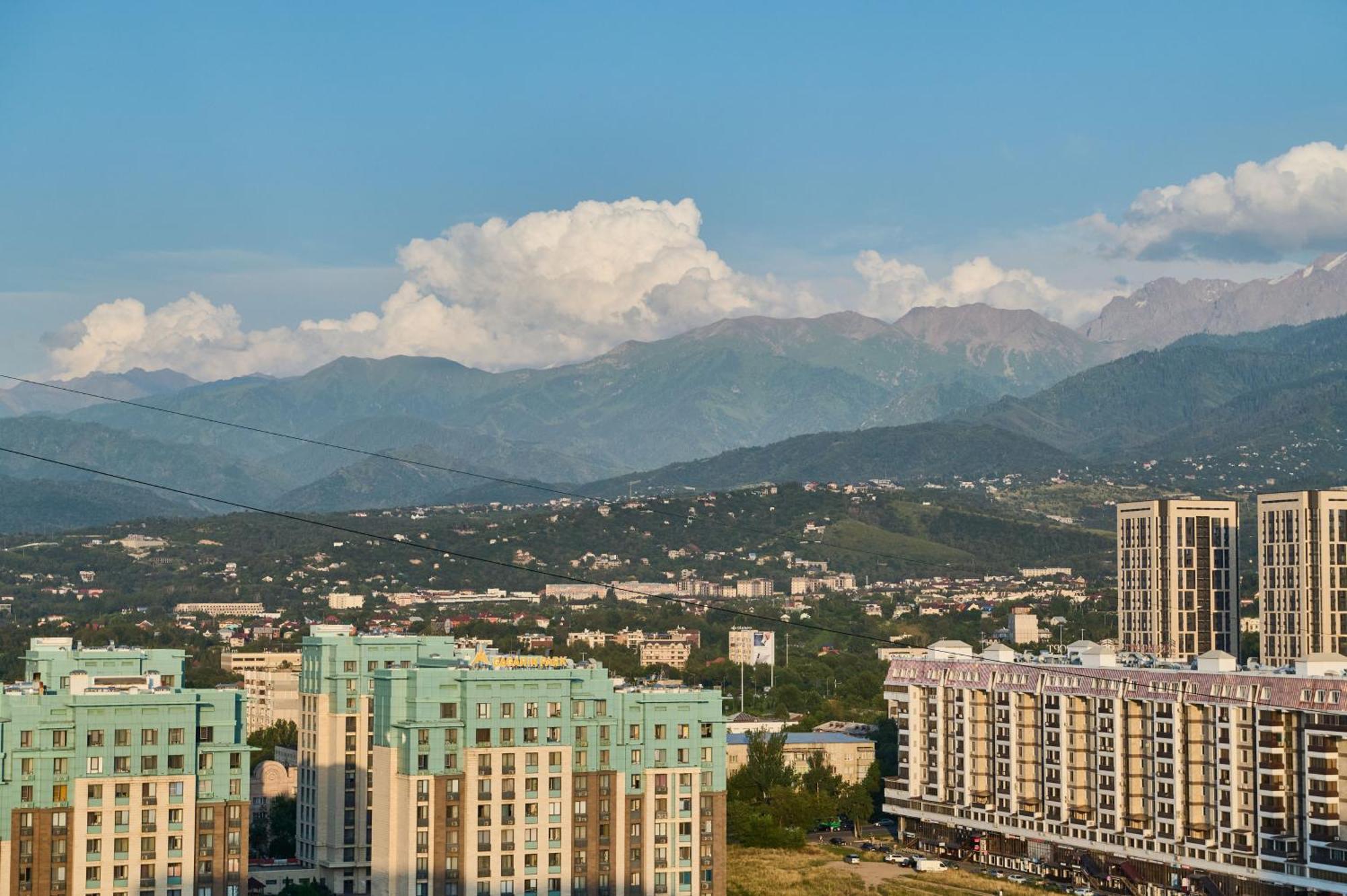 Five Business-Class Rooms In R-House Near Mega Center Almaty Bagian luar foto