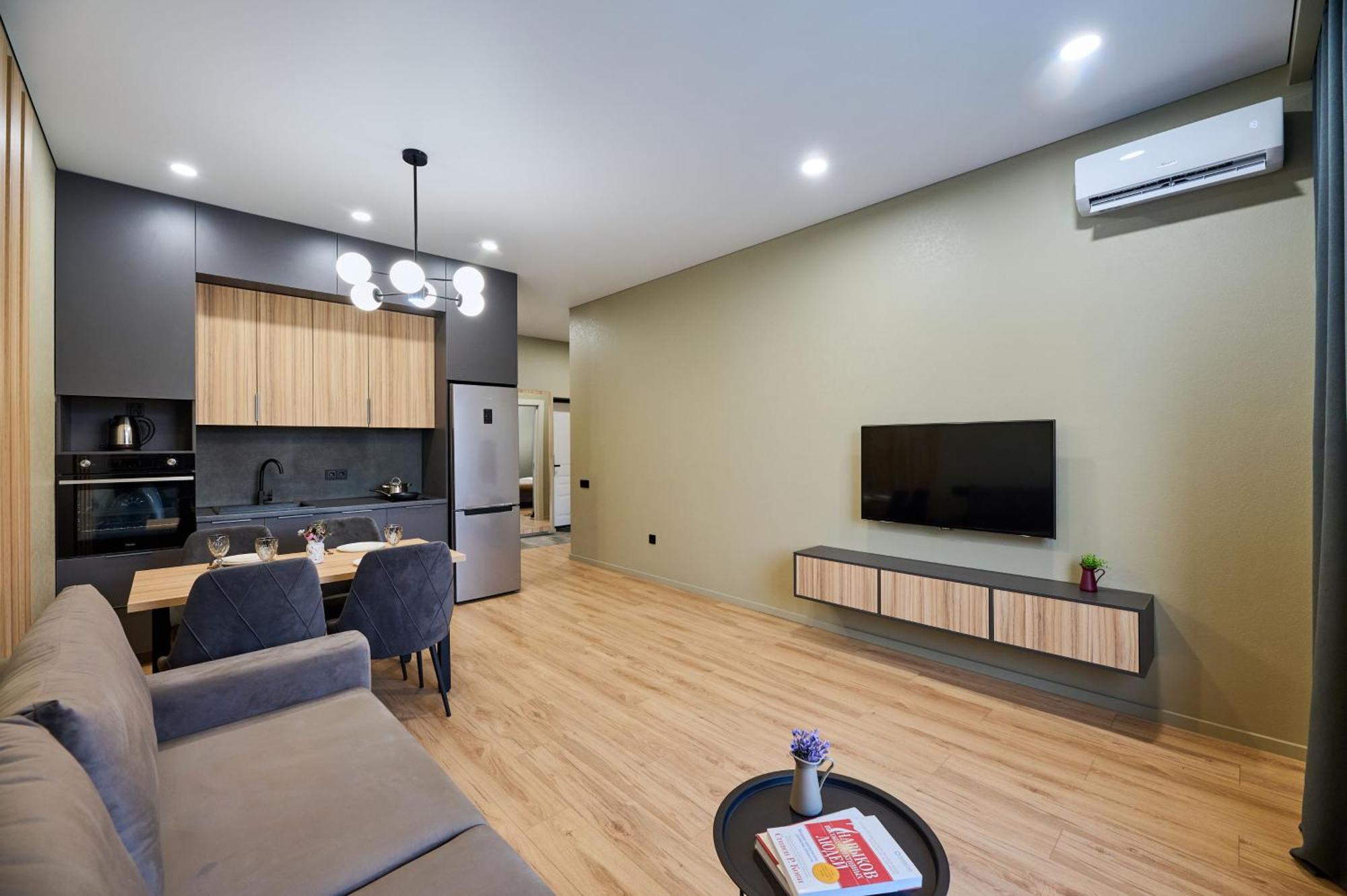 Five Business-Class Rooms In R-House Near Mega Center Almaty Bagian luar foto