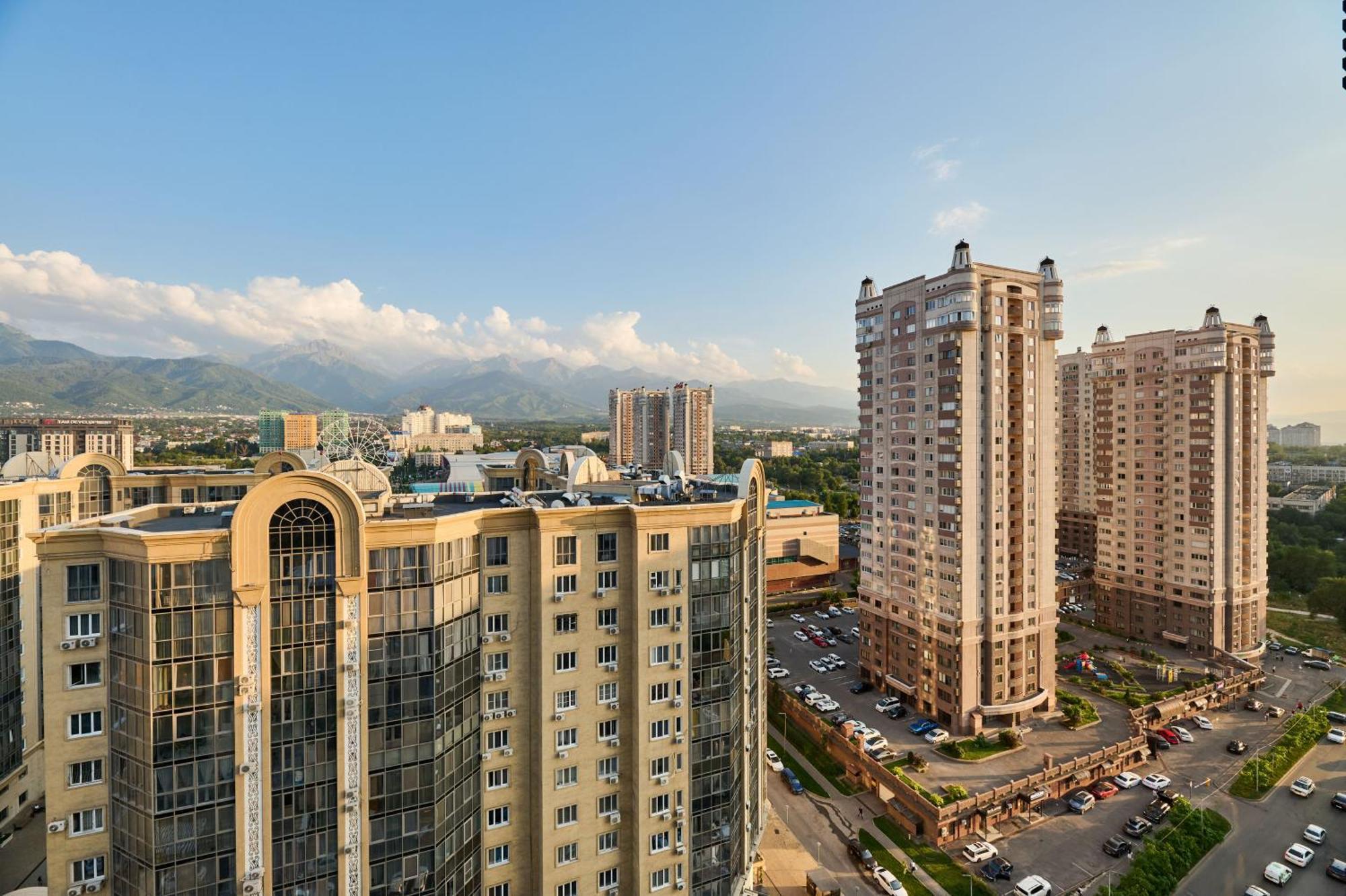 Five Business-Class Rooms In R-House Near Mega Center Almaty Bagian luar foto